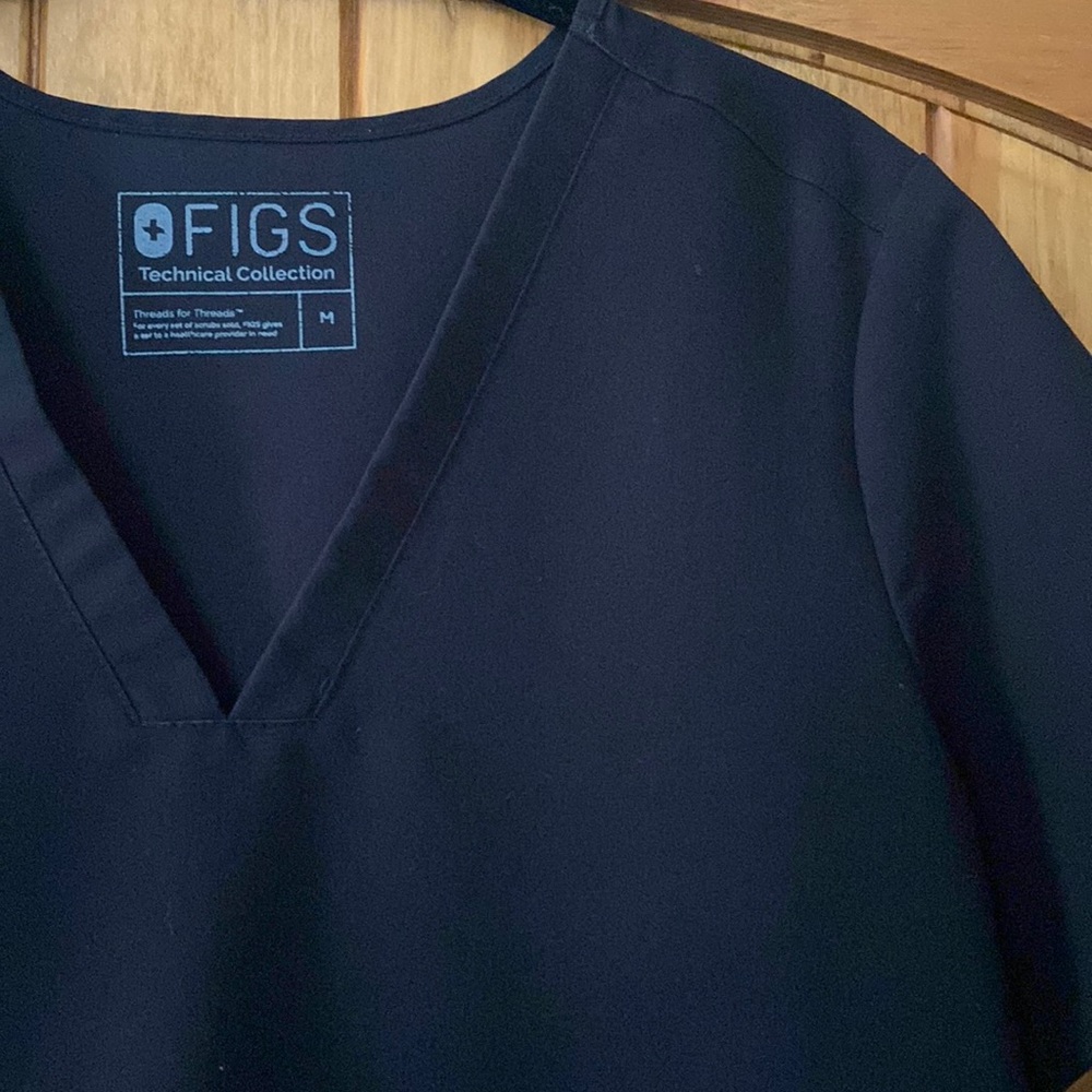 Figs Women’s Casma Three-Pocket Scrub Top - Black M